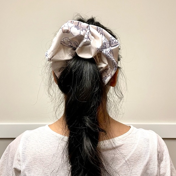 Oversized Beige & White Floral Scrunchie - Picture 3 of 4